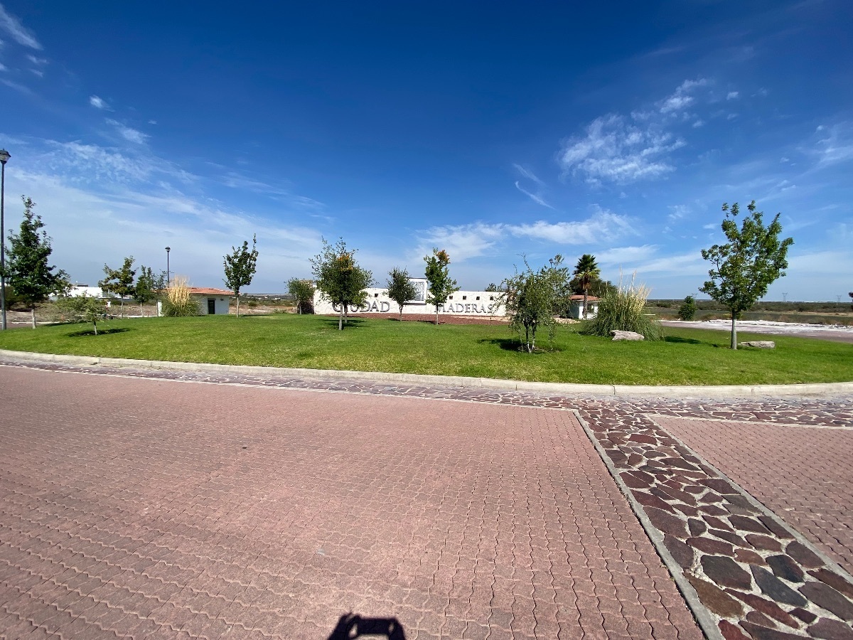 8 de 19: Excelente condominio con amplias avenidas