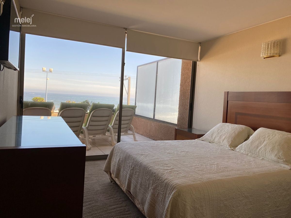21 de 28: Dormitorio con vista al mar