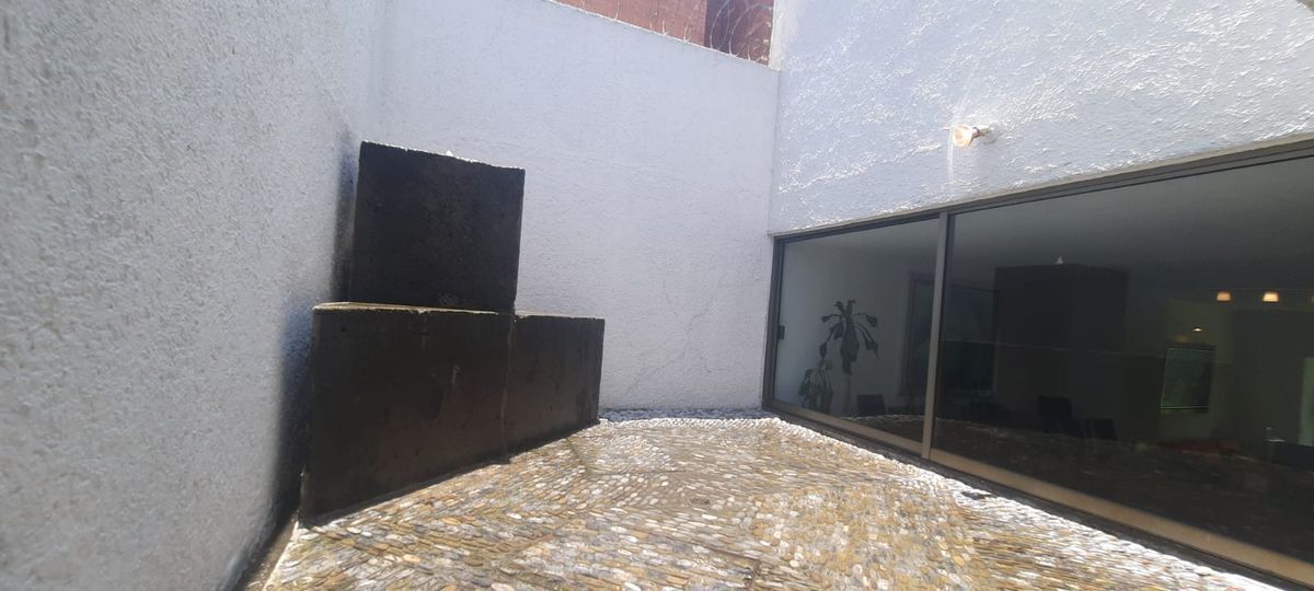 22 de 25: Patio posterior.