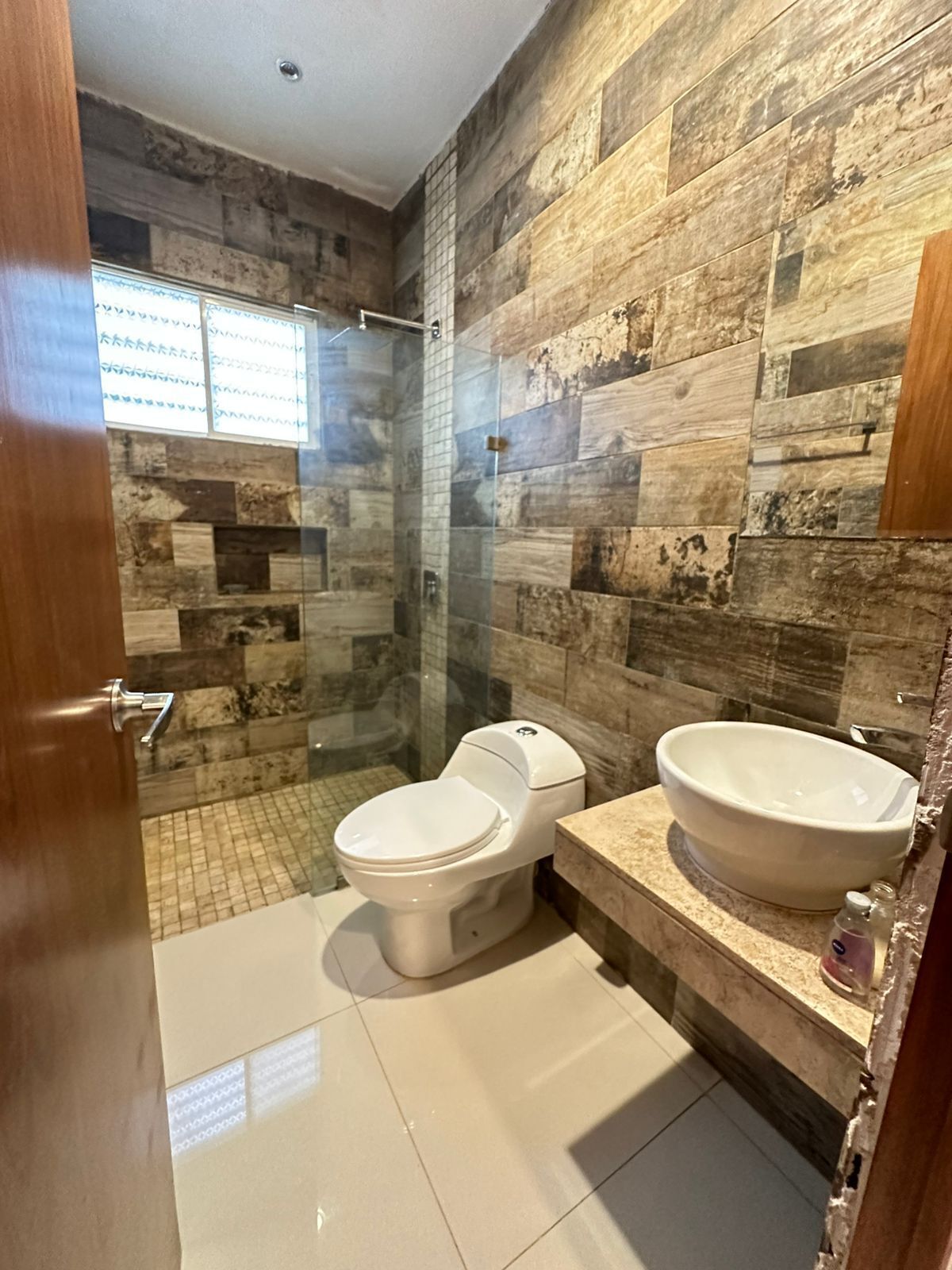 8 de 14: BAÑO COMPLETO