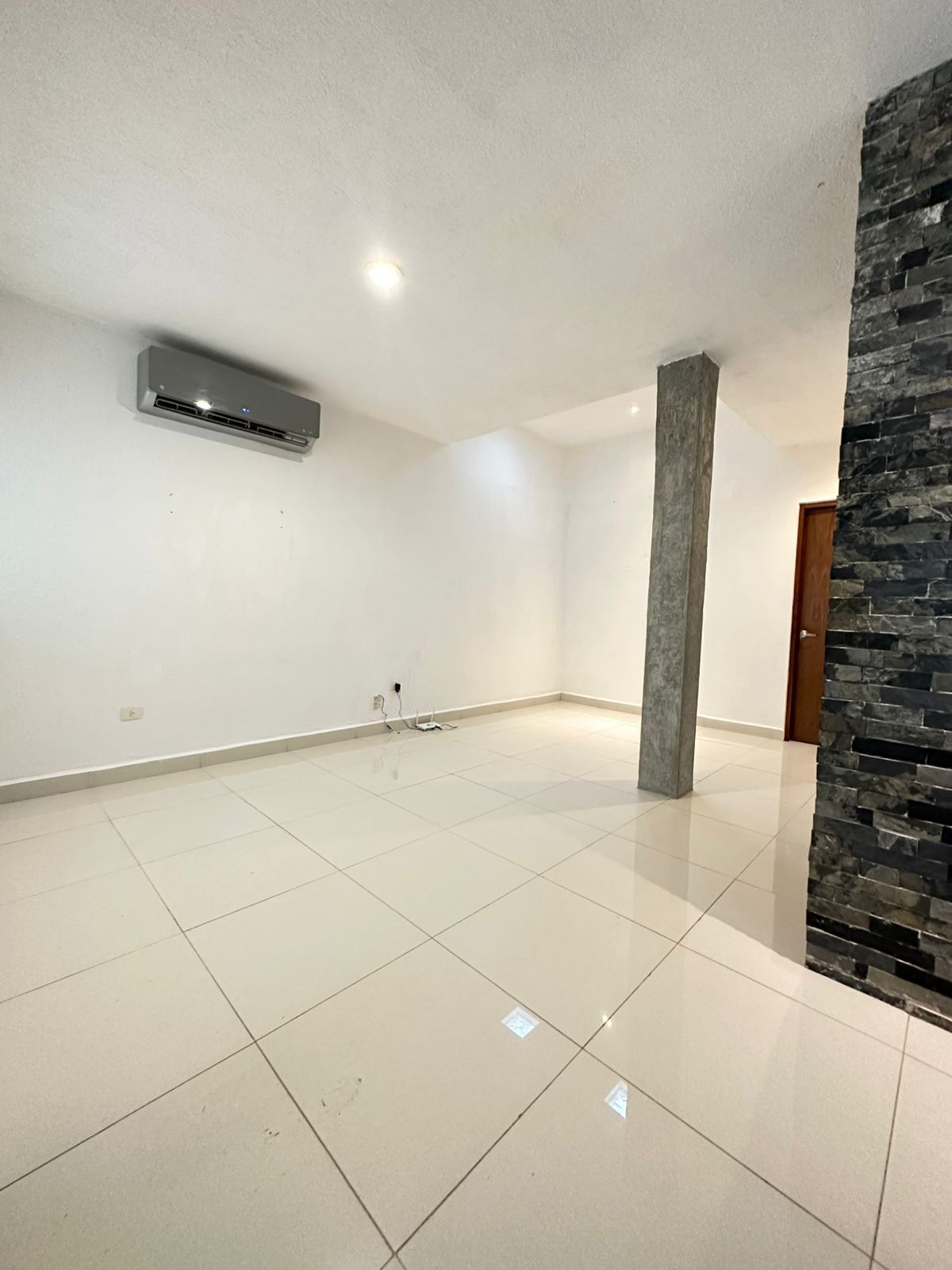 2 de 14: AREA SALA
