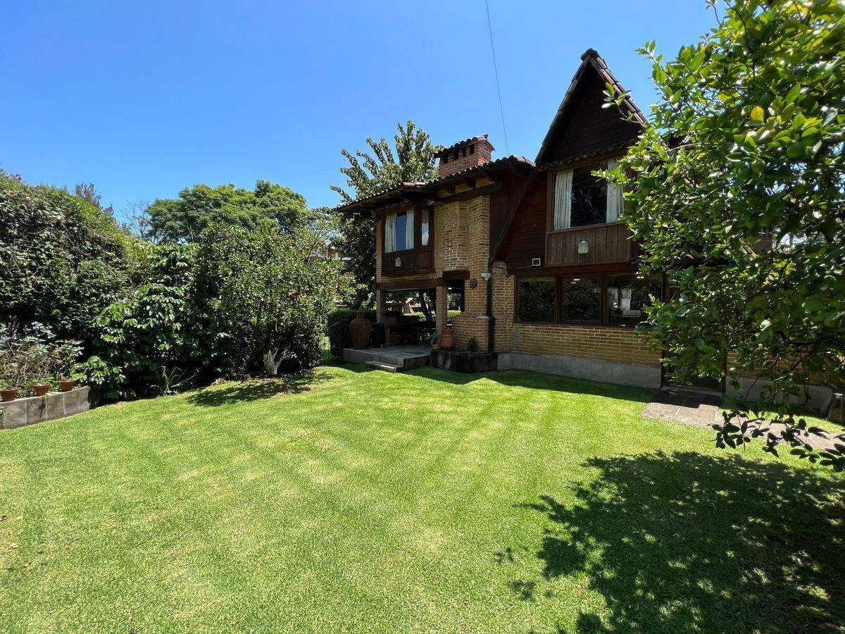 16 de 25: Fachada con jardín