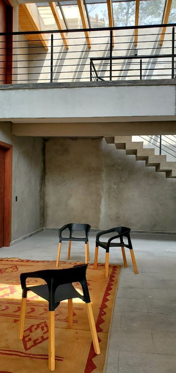 17 of 33: En la sección para sala cuenta con doble altura de techo.