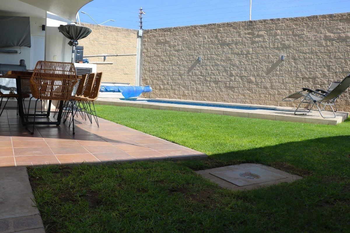 2 de 35: Alberca y jardín