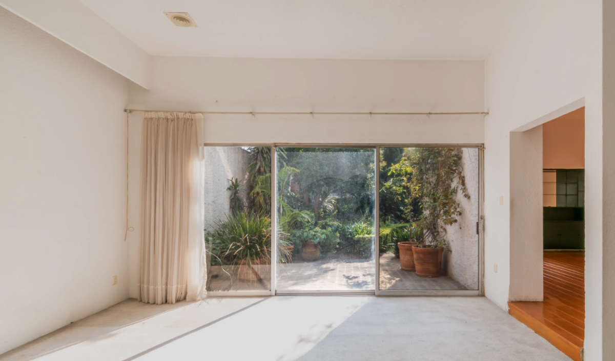 Sala, con salida a jardín