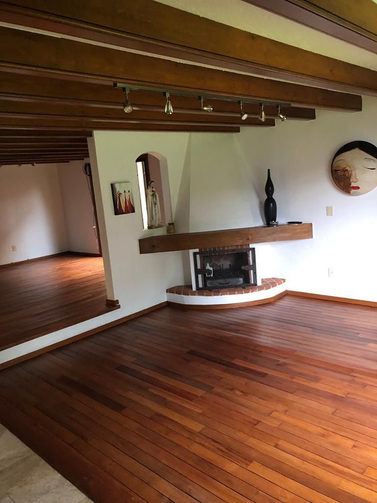 6 of 21: Sala con chimenea y comedor