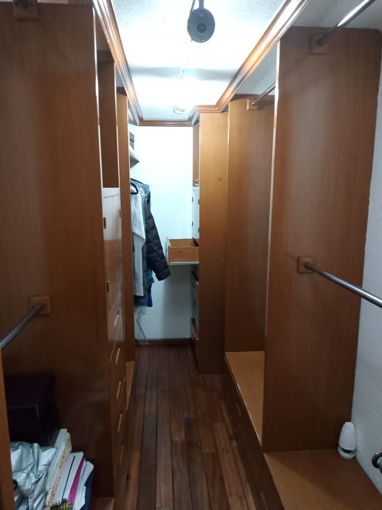 12 of 21: Amplio vestidor