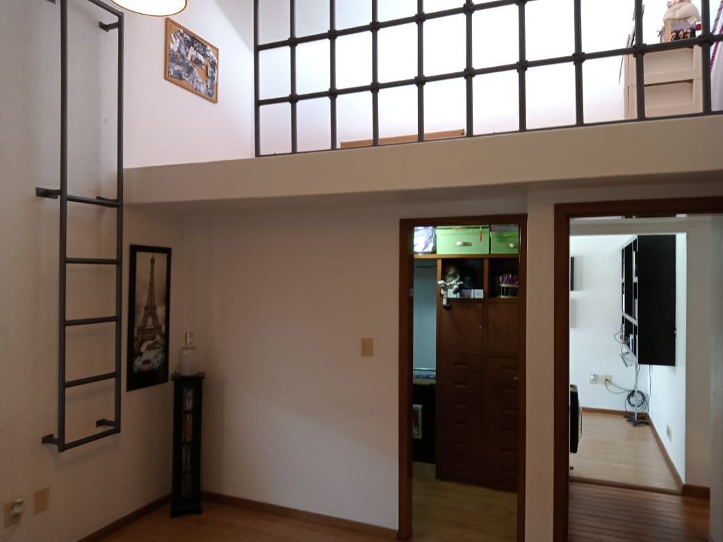 16 of 21: Tapanco de recámara