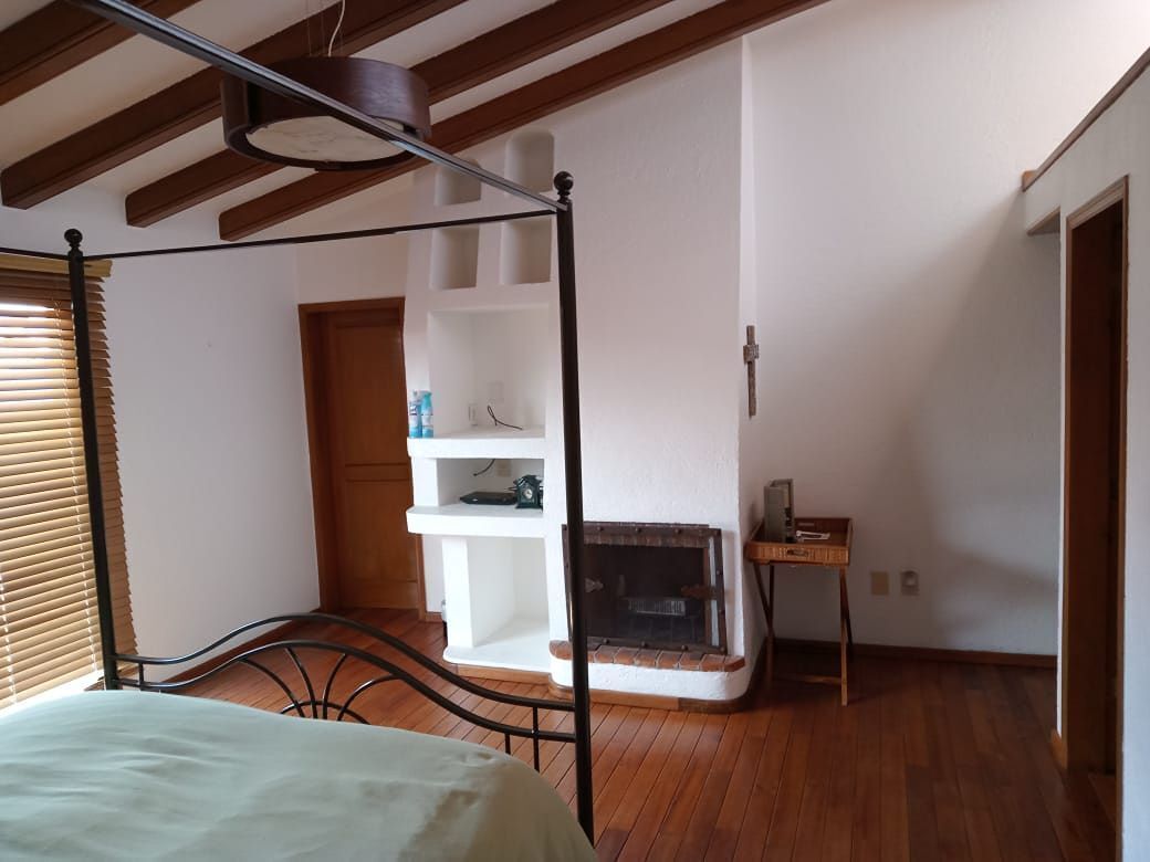 11 of 21: Chimenea de recámara principal