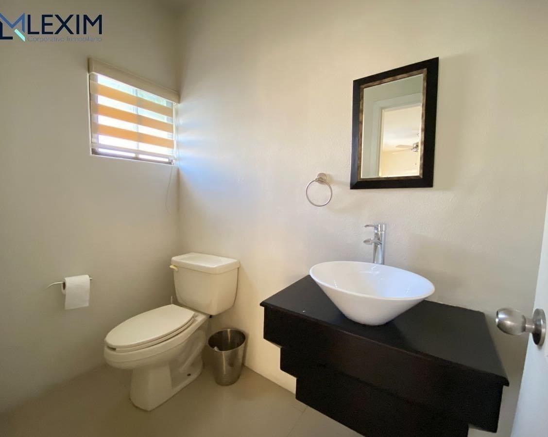 11 de 28: Medio baño planta baja