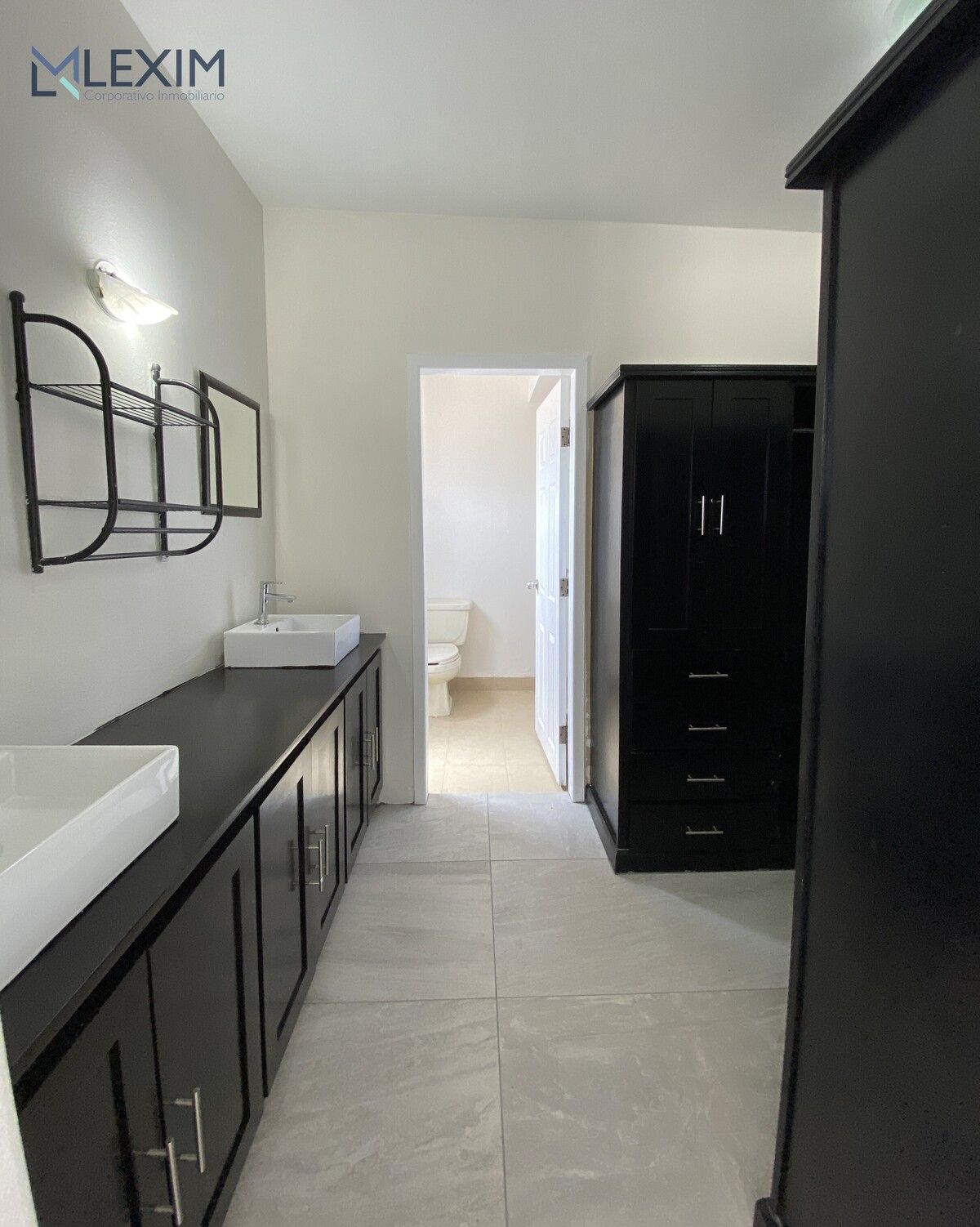 15 de 28: Baño recamara principal y walking closet