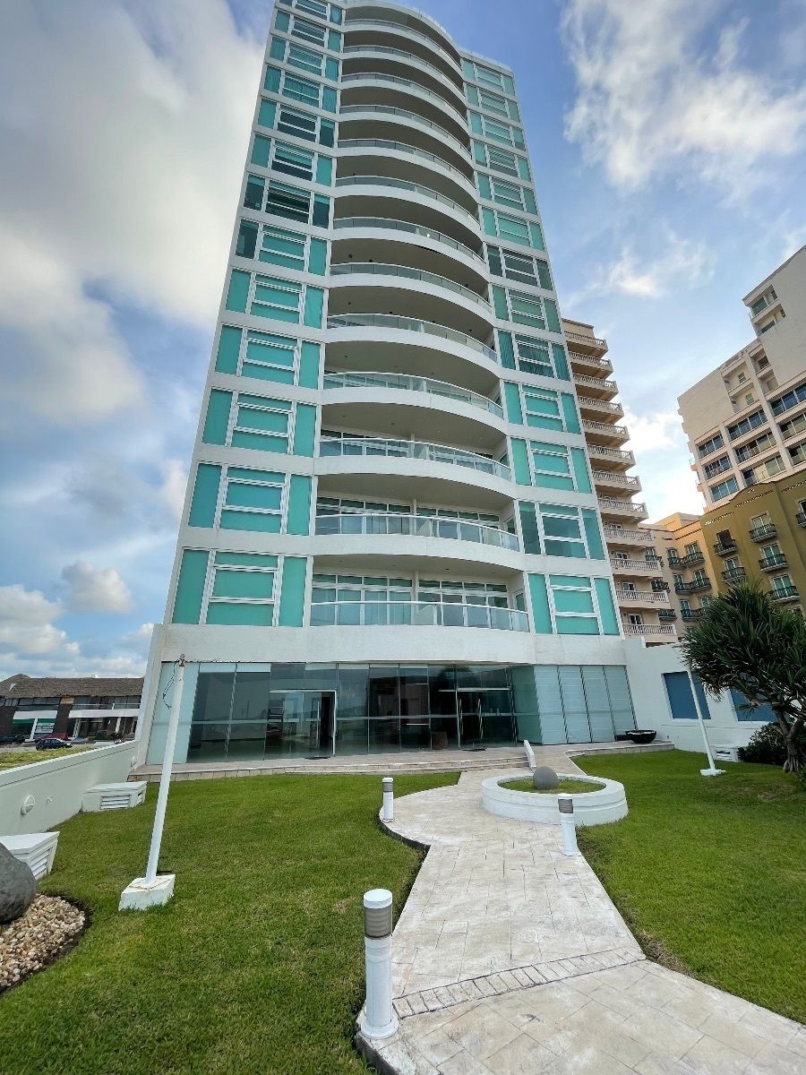 2 de 18: En zona hotelera con acceso a playa