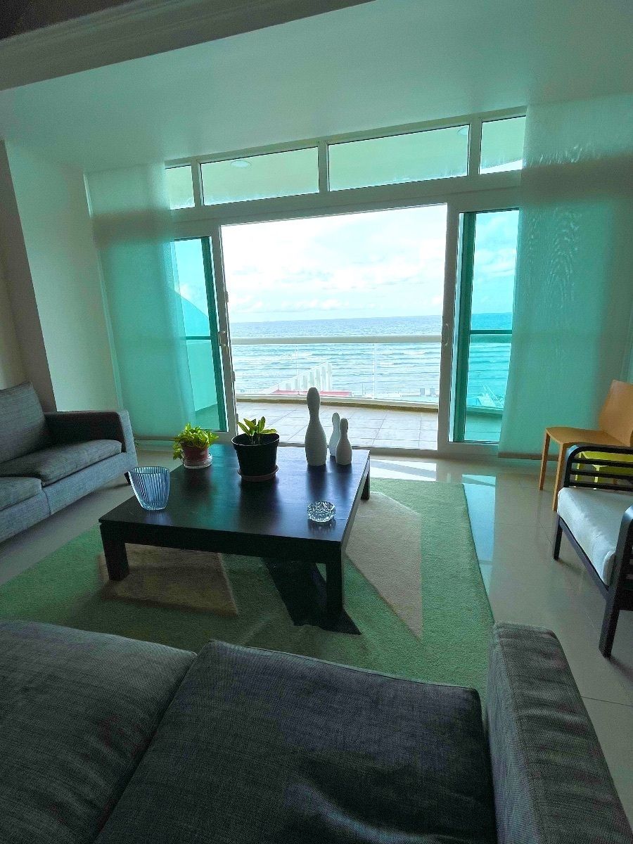 3 de 18: Sala con balcón y preciosa vista a isla sacrificios