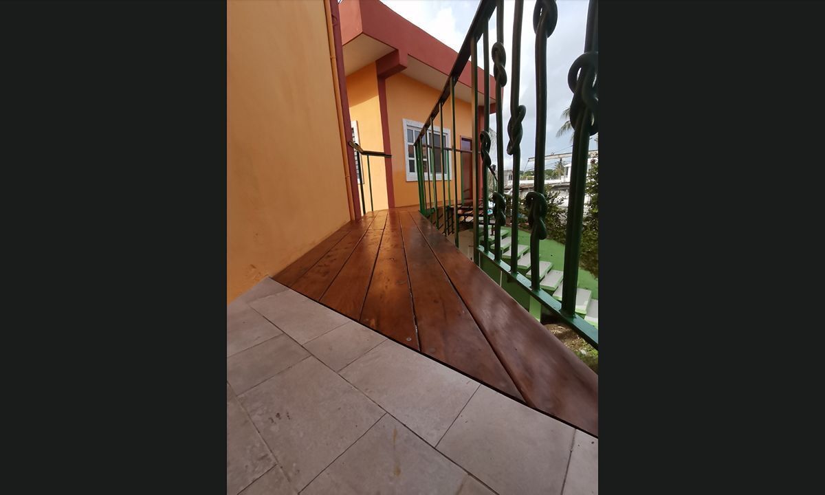 15 of 22: Puente al studio