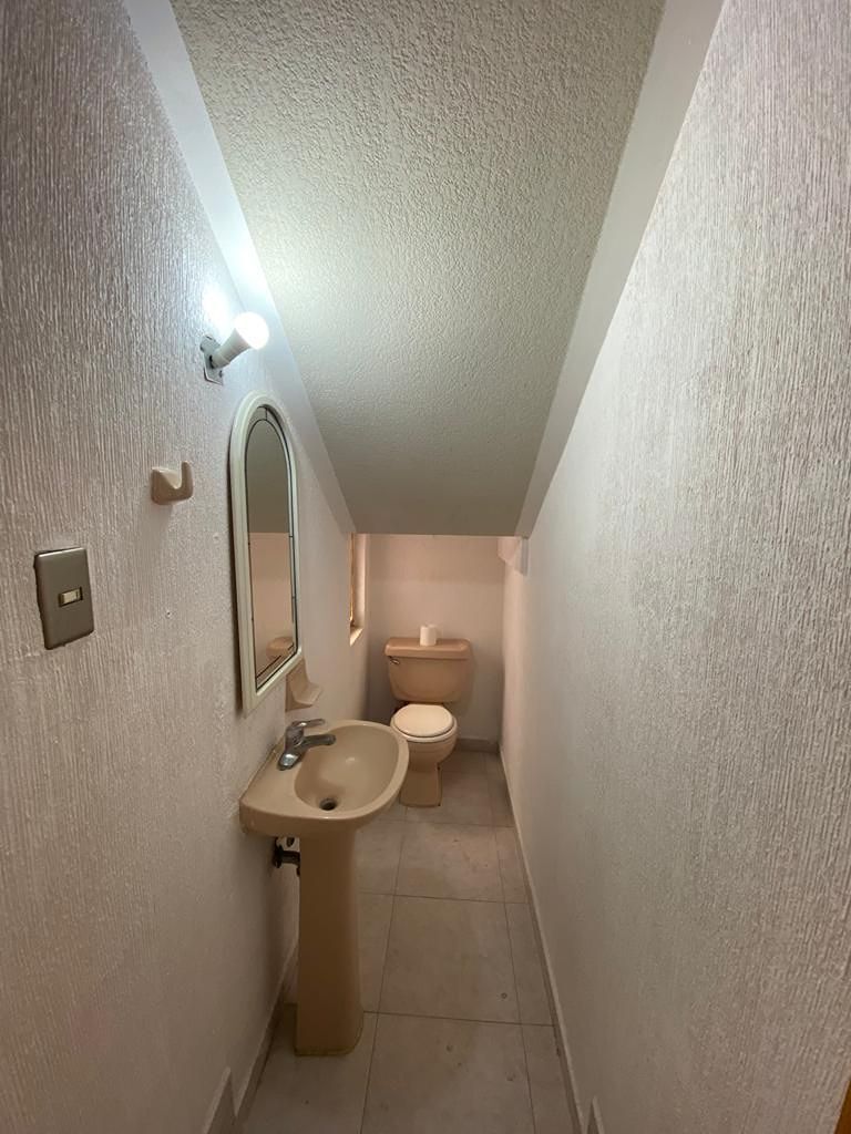 3 de 16: Medio baño en planta.