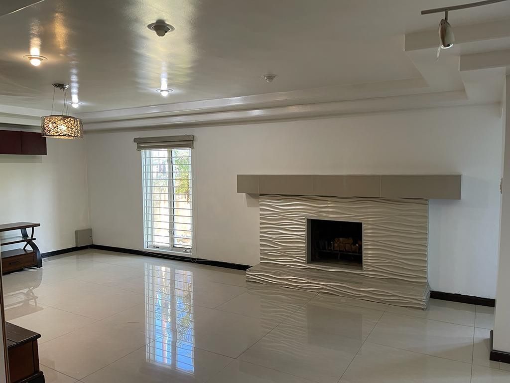 4 of 42: sala con chimenea