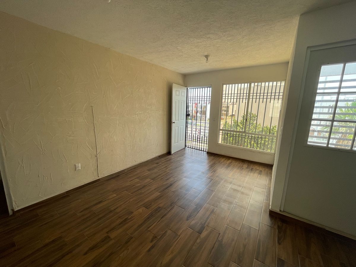 7 of 14: Vista desde el comedor