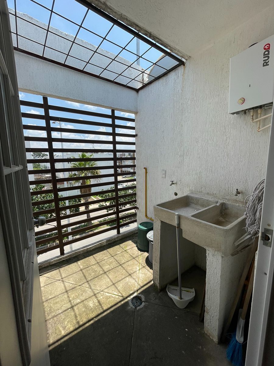 13 of 14: Patio de servicio