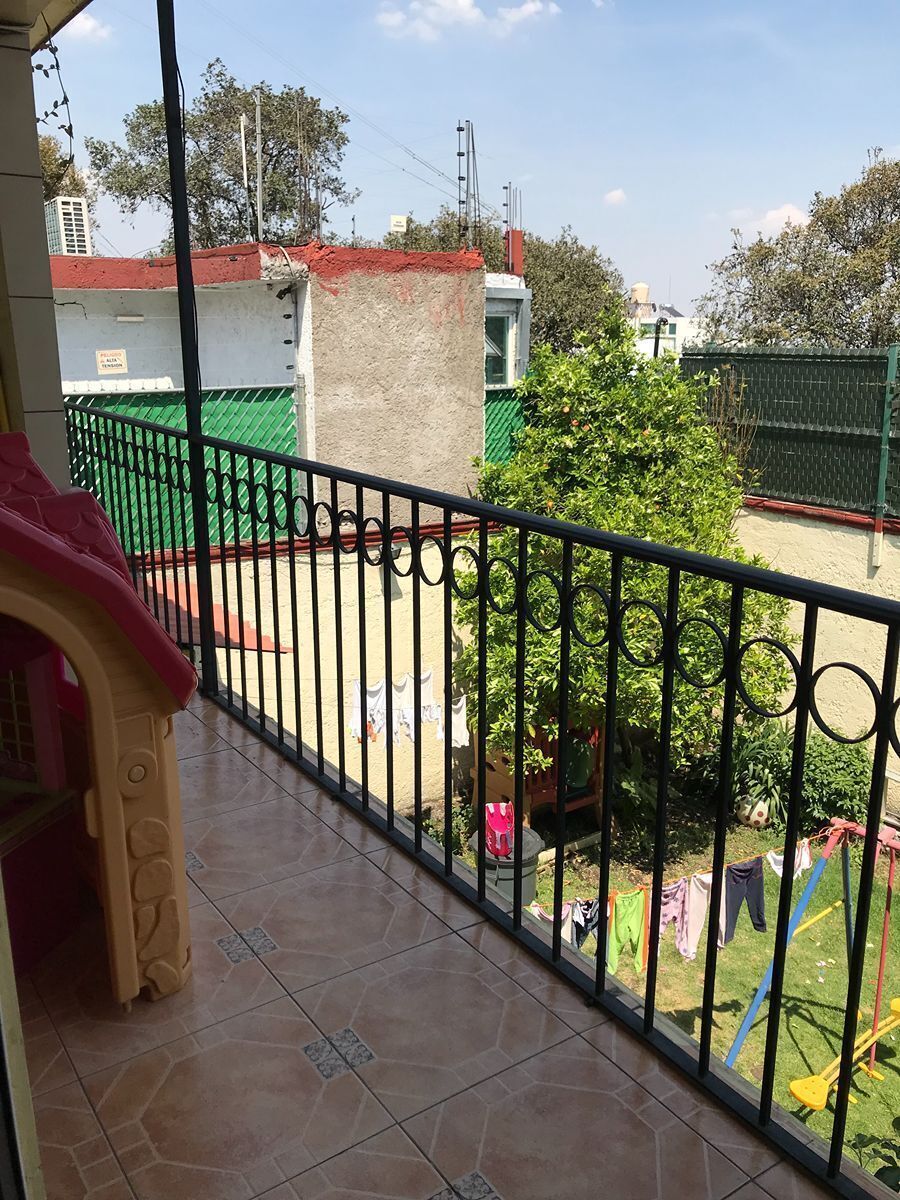 11 de 11: Balcon con vista al jardin trasero