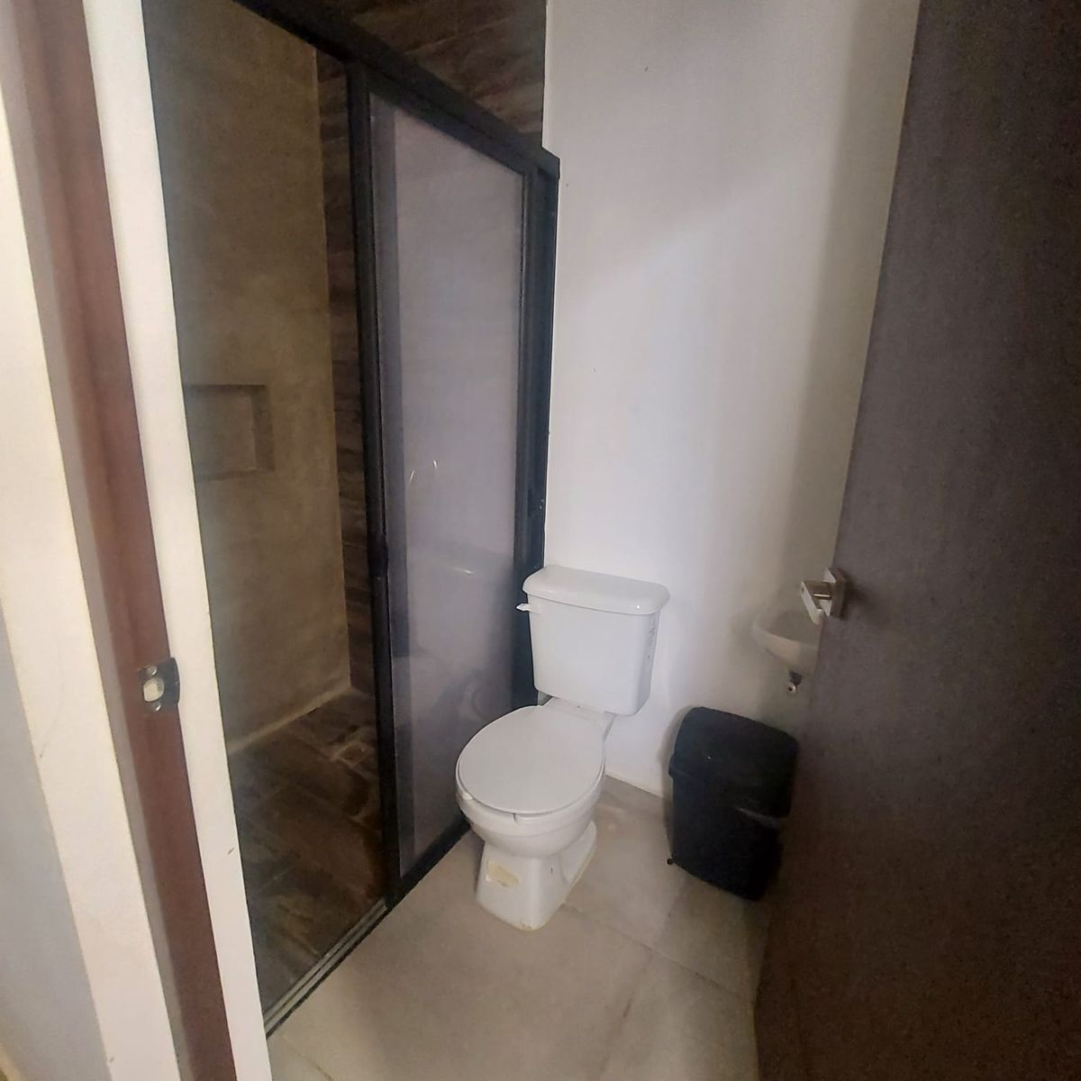 14 de 27: BAÑO EN CUARTO DE SERVICIO