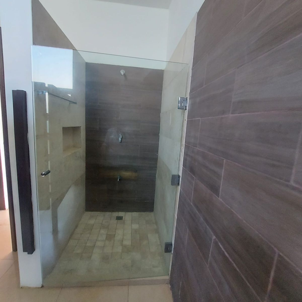 16 de 27: BAÑOS Y VESTIDORES EN AREA COMUN