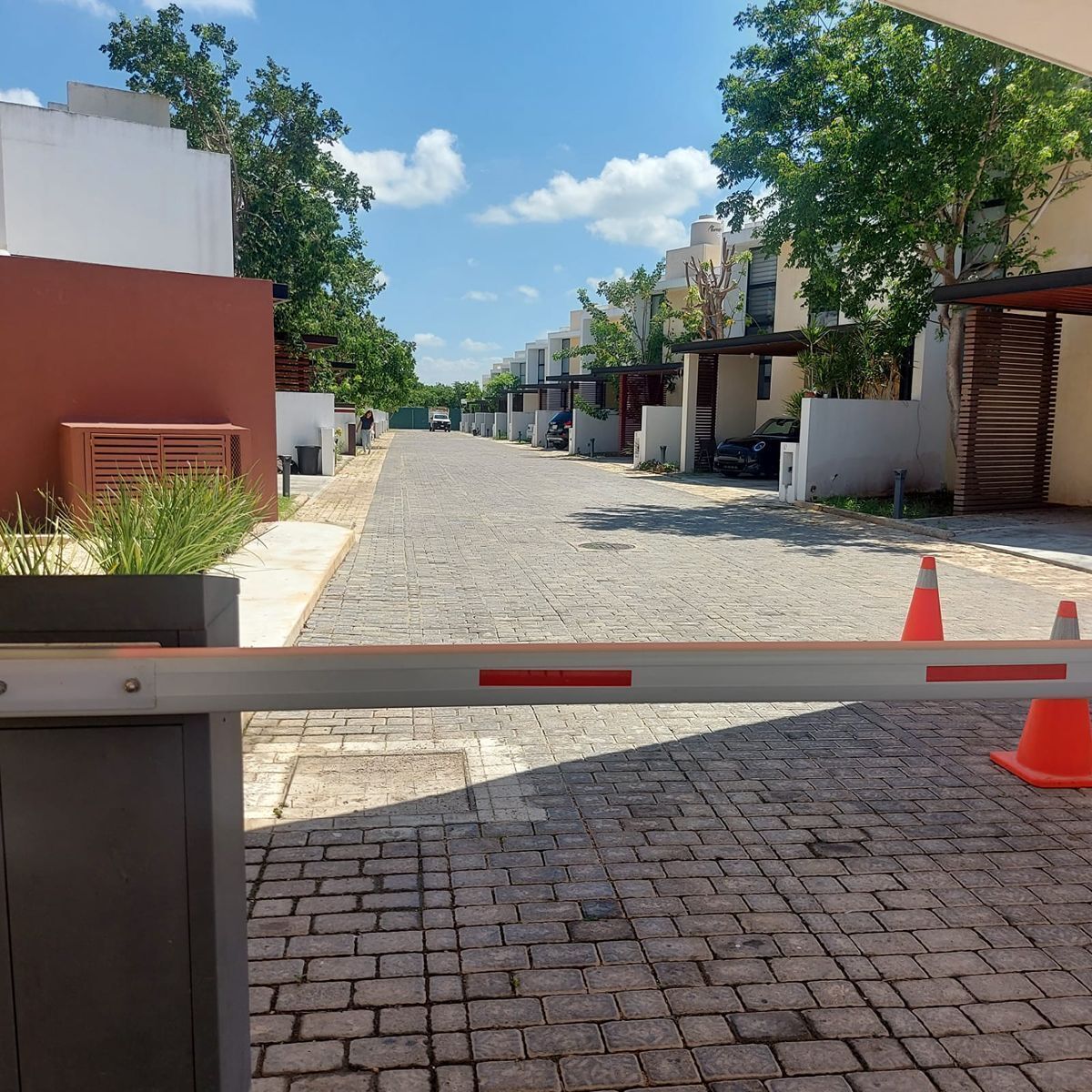 24 de 27: ENTRADA A LA PRIVADA