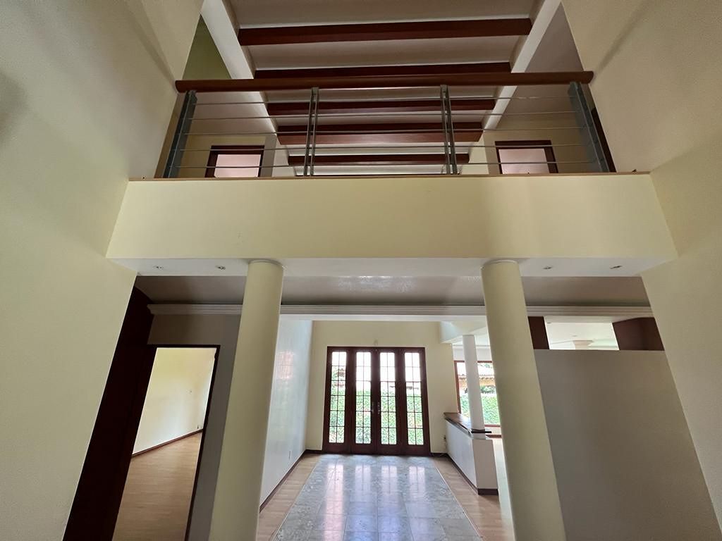 8 de 29: Hall de acceso a la casa con doble altura