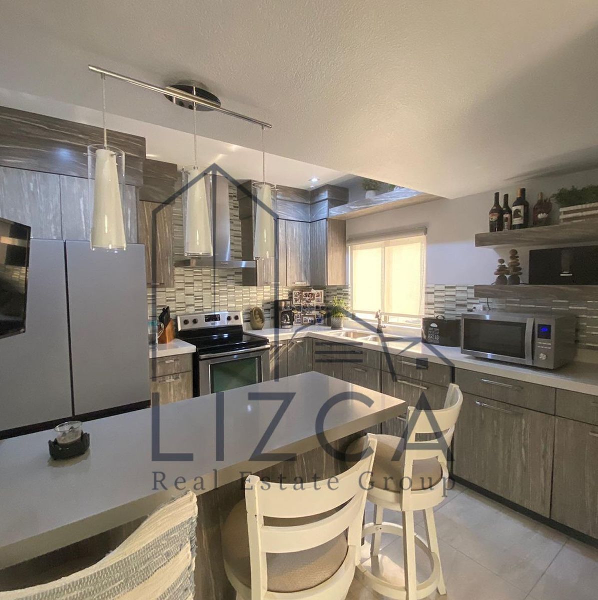 3 of 9: Cocina totalmente equipada con materiales de lujo.