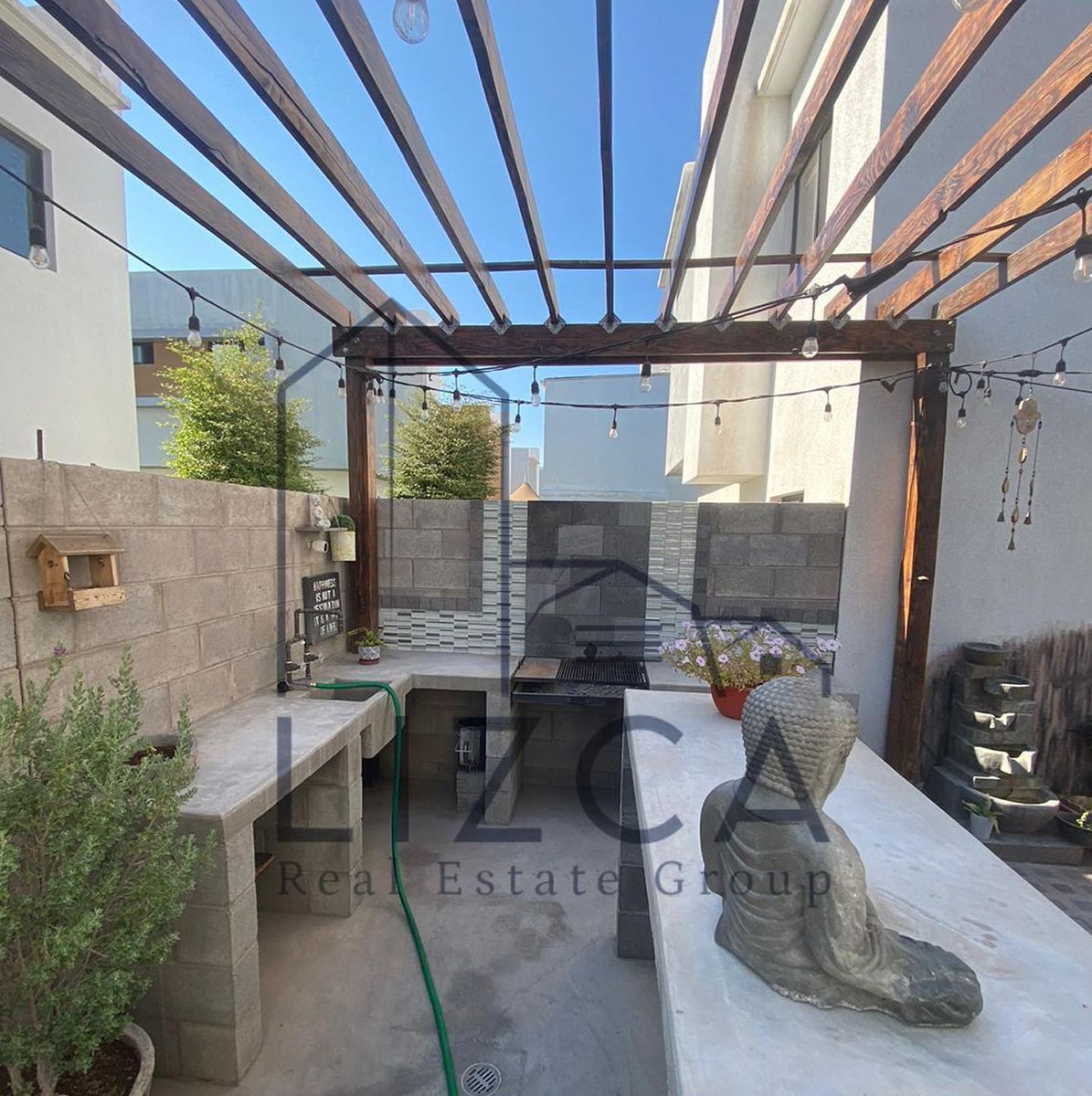 2 of 9: Terraza con asador y detalles decorativos.