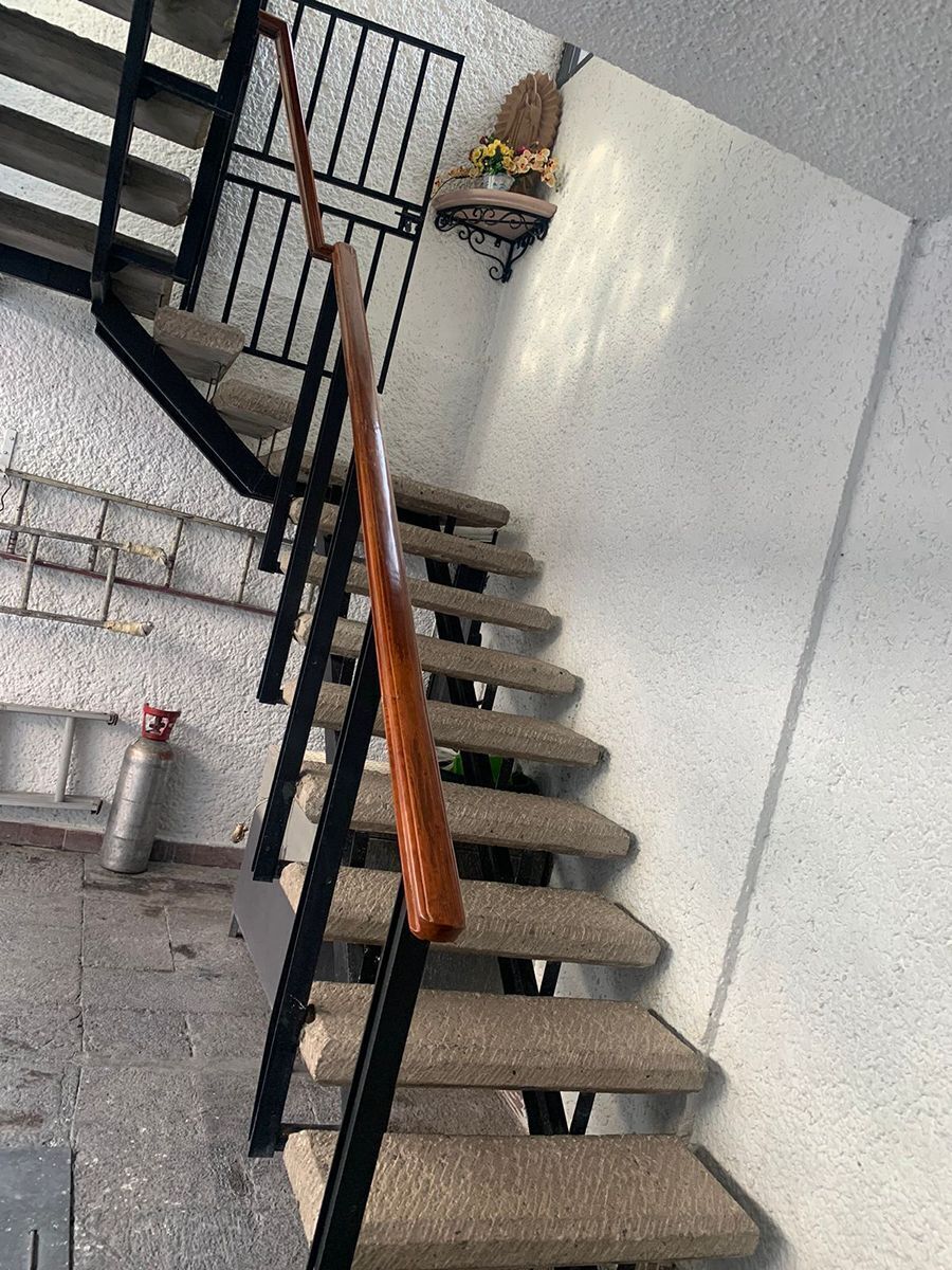 2 of 38: Escaleras hacia la oficina