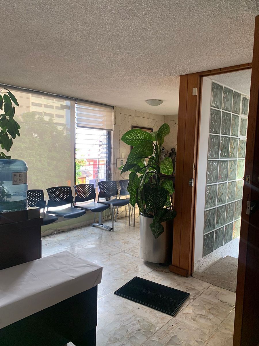 1 of 38: Sala de espera