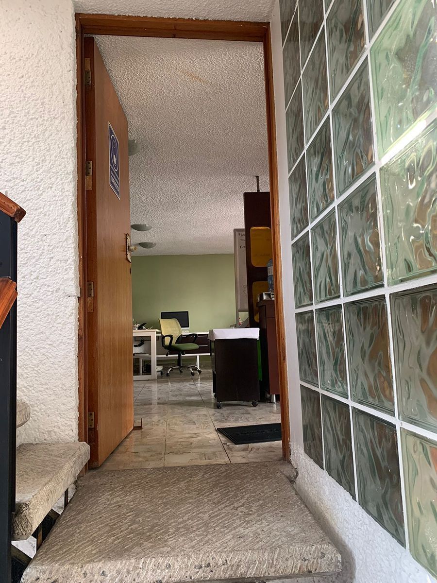 3 of 38: Entrada a oficinas