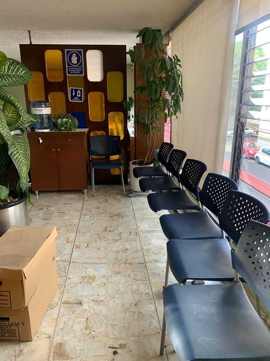 8 of 38: Sala de espera