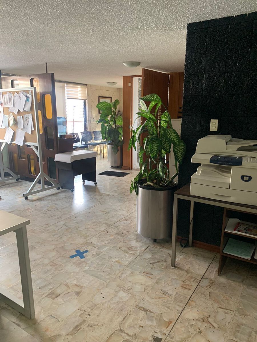 10 of 38: Vista recepción y sala de espera