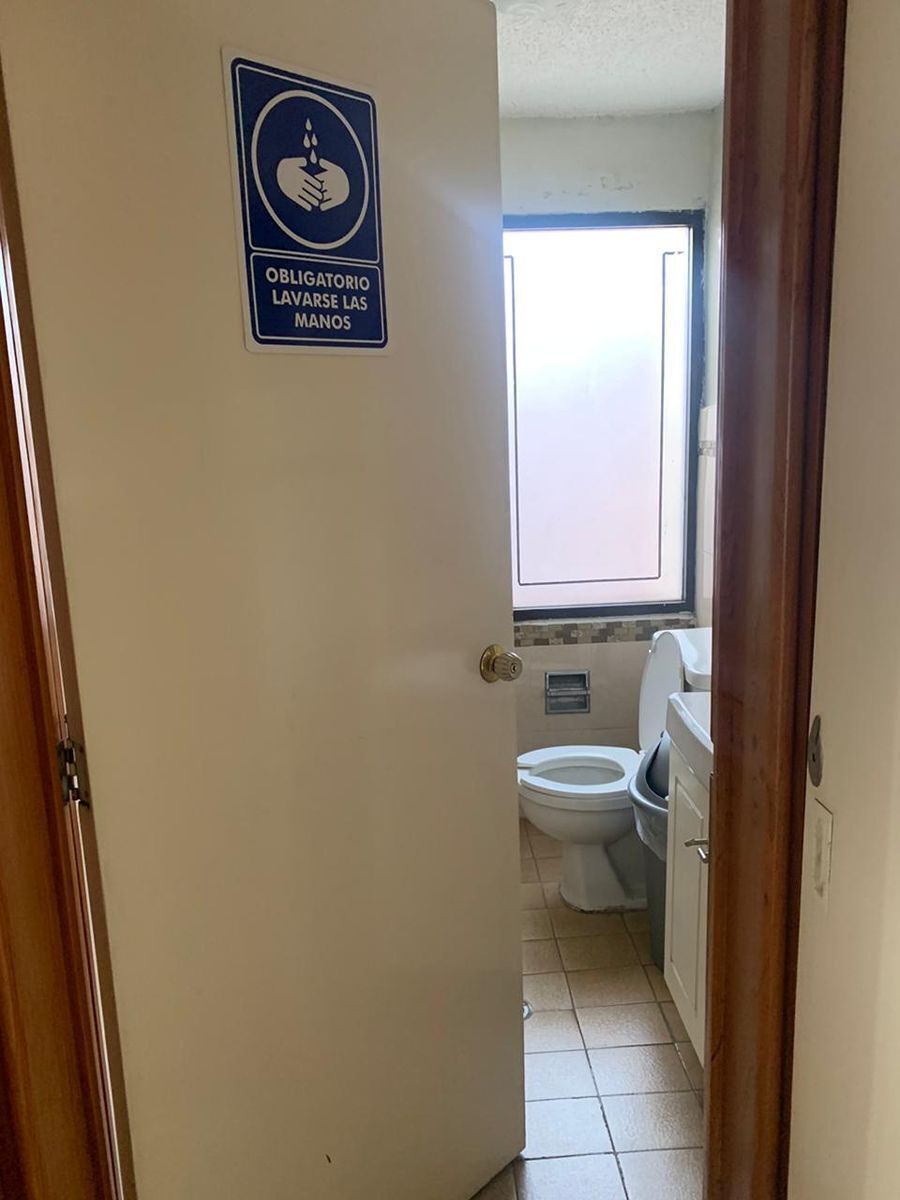 36 of 38: Medio baño