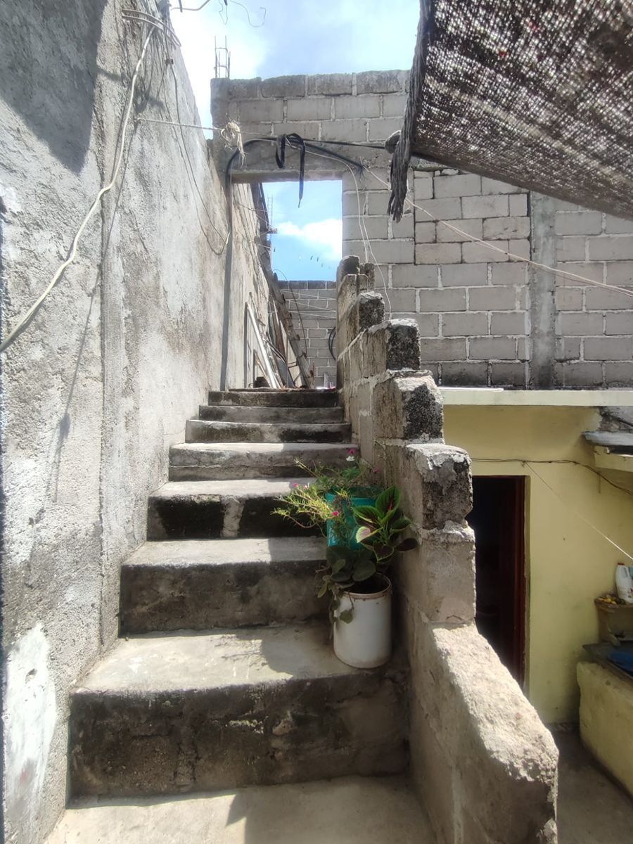 12 of 17: escaleras 2da planta