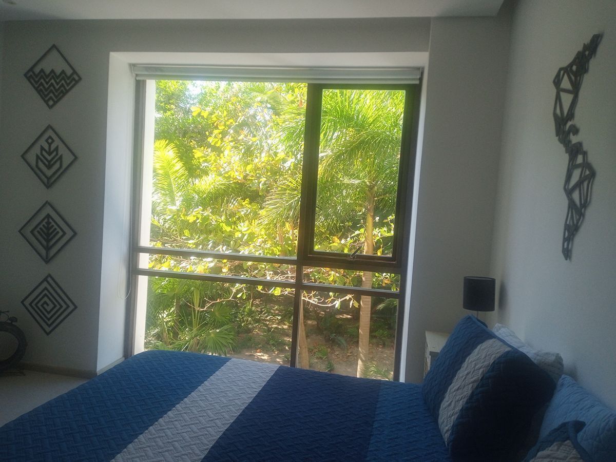 22 de 28: Habitación principal con balcón