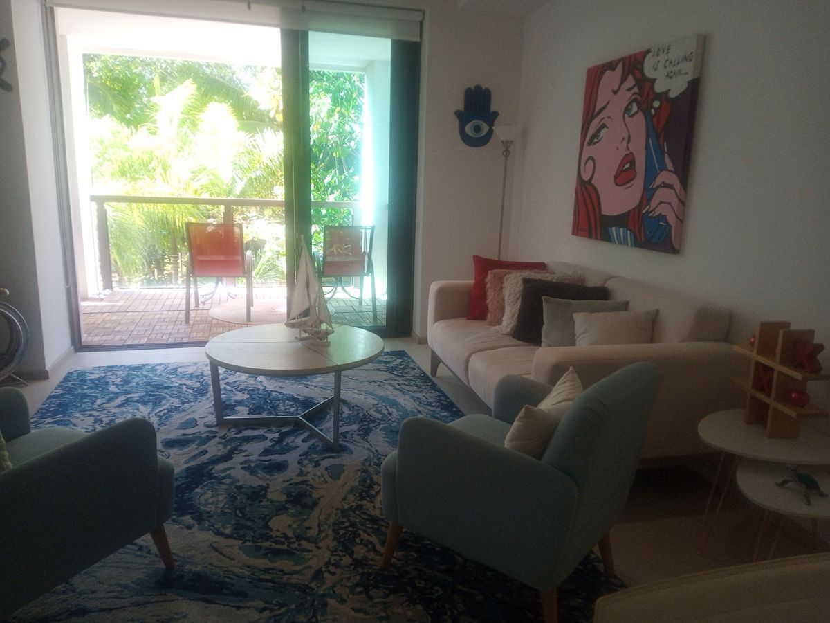 13 de 28: Estancia con balcón
