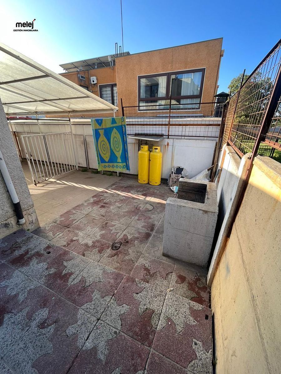 15 de 16: Patio interior con parrilla