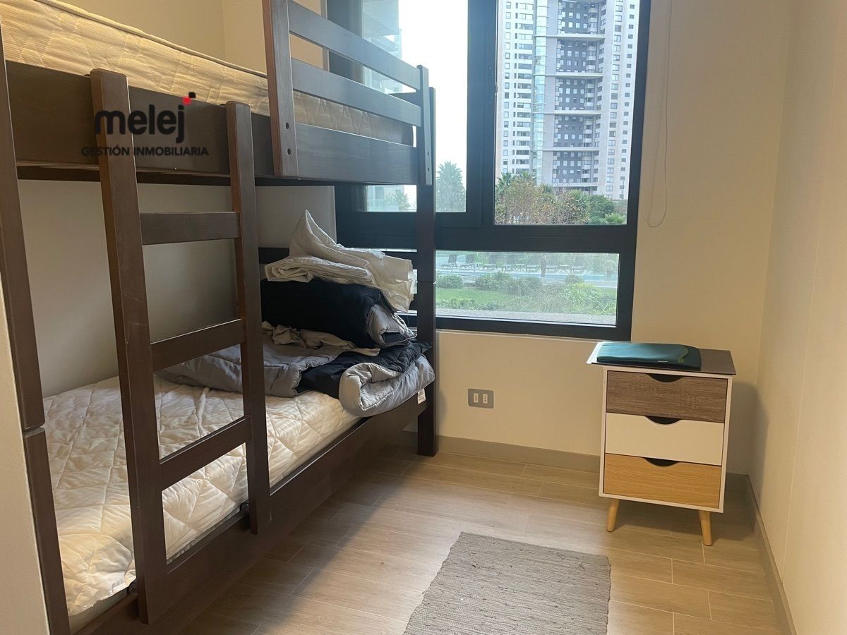 7 de 21: Segundo dormitorio con camarote, velador y closet.