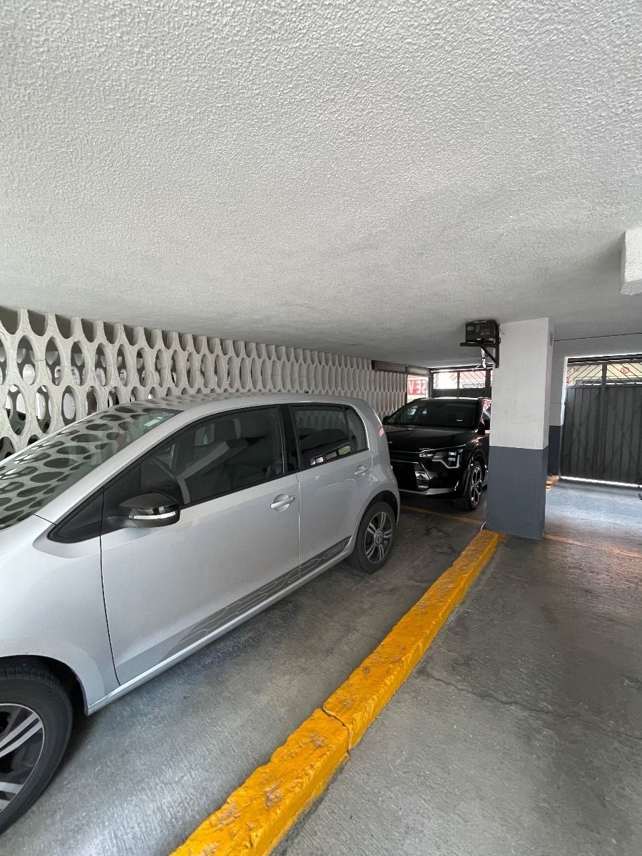 Cajón de estacionamiento (auto negro)