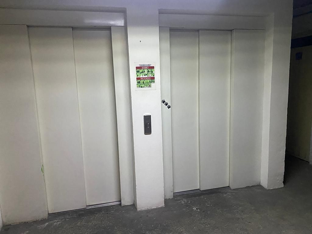 9 de 31: Elevadores.  Uno para habitantes con mascotas.