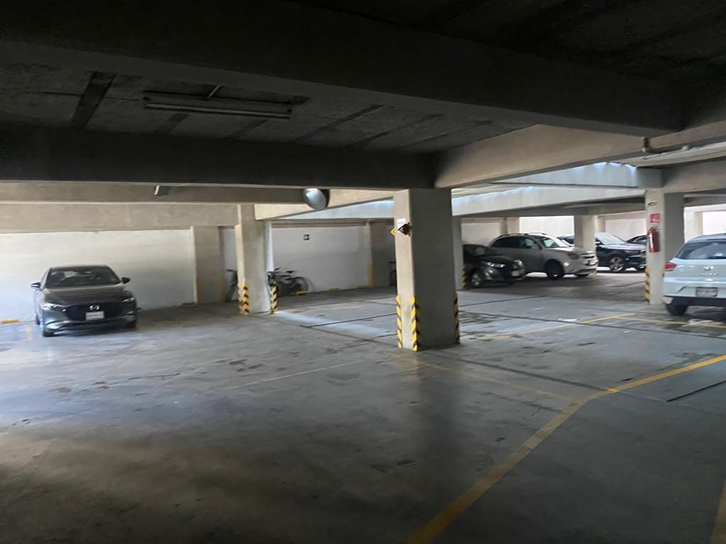 26 de 31: Amplias areas del estacionamiento.