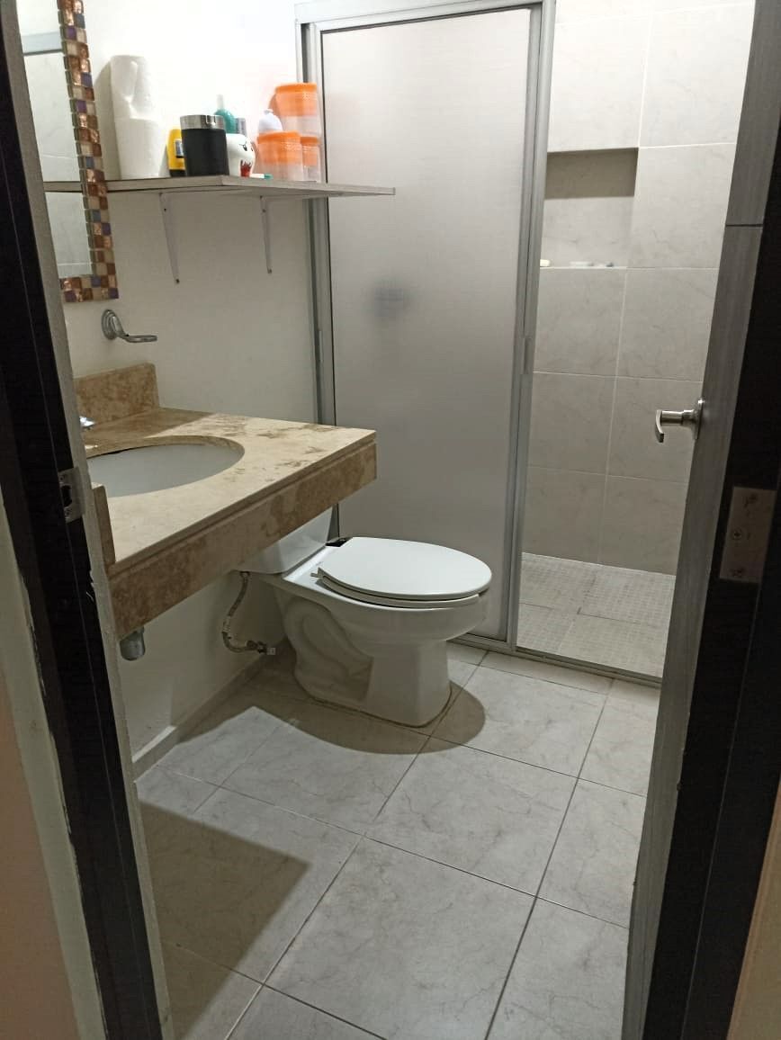 14 of 25: Baño de la recámara de la planta baja