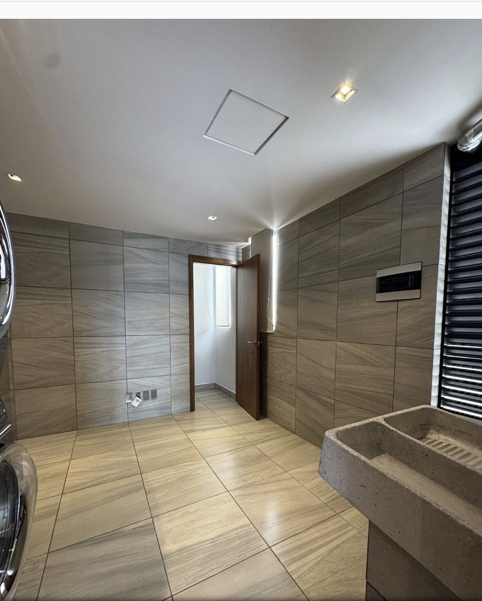 31 de 32: Cuarto de lavado y servicio