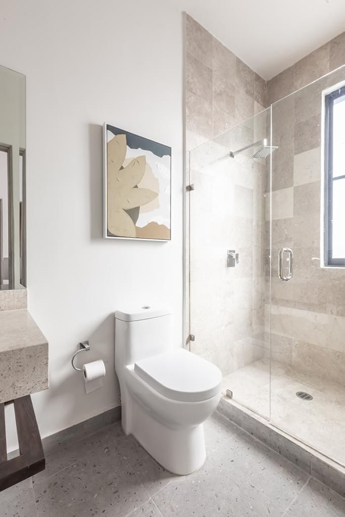 8 de 23: Baño completo en planta baja.