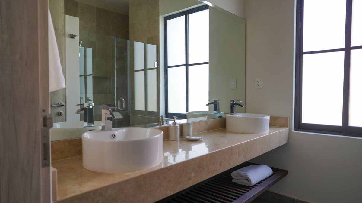 14 de 23: Baño principal con terminado en mármol