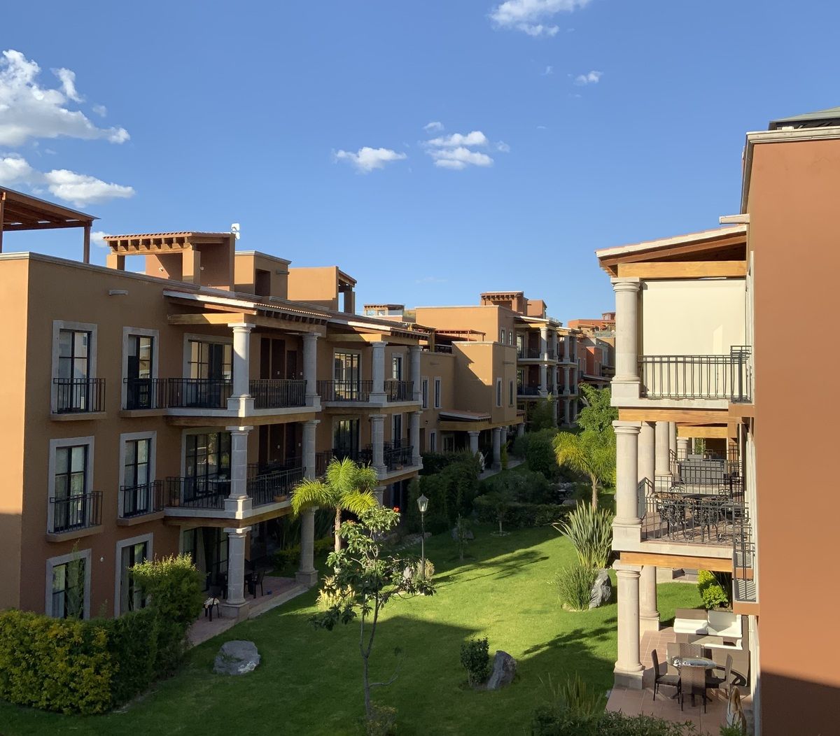 20 de 23: Vista al interior de Condominio el Milagro desde el roof