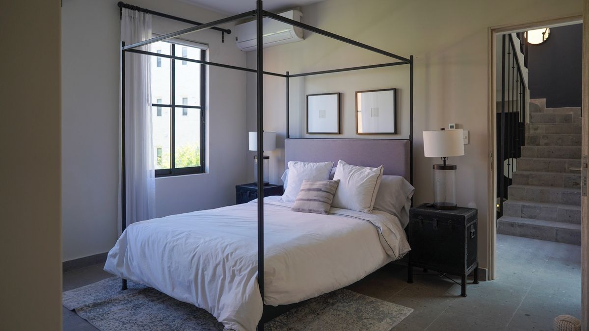 13 de 23: Recámara principal con balo completo y aire qcondicionado