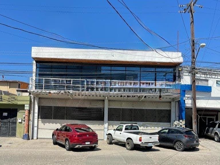 Venta de Edificio de 2 Niveles Comercial en la Libertad